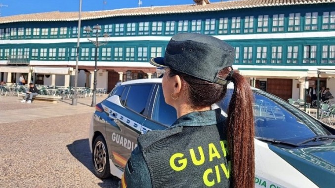 La Guardia Civil advierte No permitas que te abracen. Claves para evitar el sofisticado robo del abrazo cariñoso