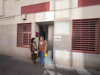 Servicios Sociales, Policía y Cruz Roja movilizados para llevar a las personas sin hogar al centro de la calle Borja