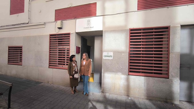 Servicios Sociales, Policía y Cruz Roja movilizados para llevar a las personas sin hogar al centro de la calle Borja