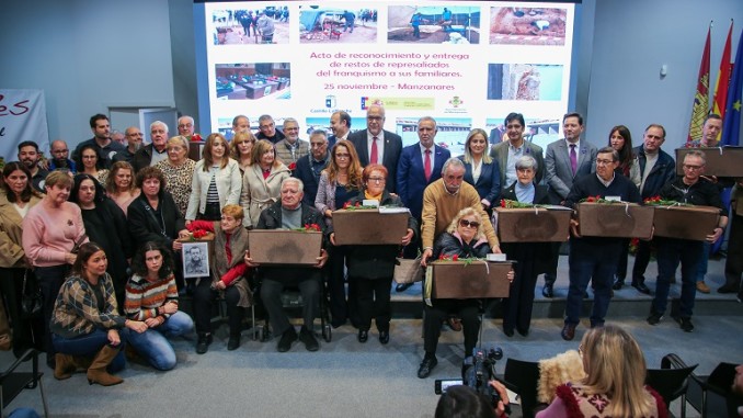 Ángel Víctor Torres entrega en Manzanares los restos de 21 víctimas de la Guerra