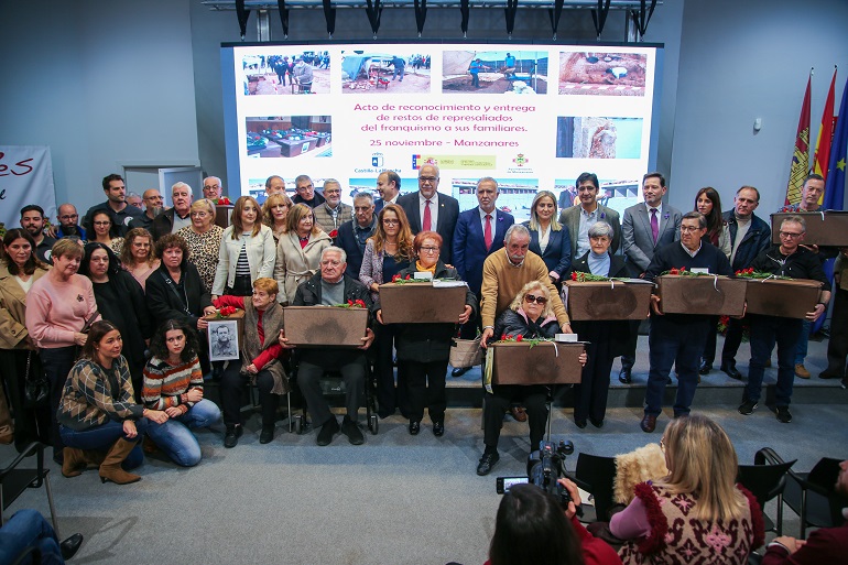 Ángel Víctor Torres entrega en Manzanares los restos de 21 víctimas de la Guerra