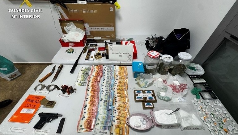 Bolaños Armas, droga y billetes falsos. Así era el punto de venta desmantelado por la Guardia Civil