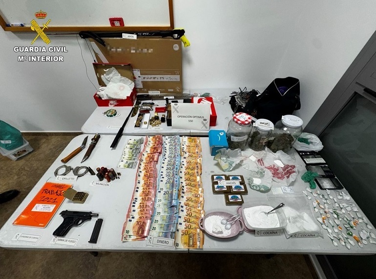 Bolaños Armas, droga y billetes falsos. Así era el punto de venta desmantelado por la Guardia Civil