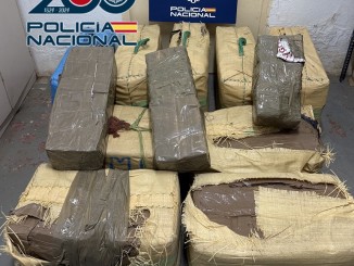 Operación antidroga Incautados más de 400 kg de hachís tras una fuga y persecución a pie