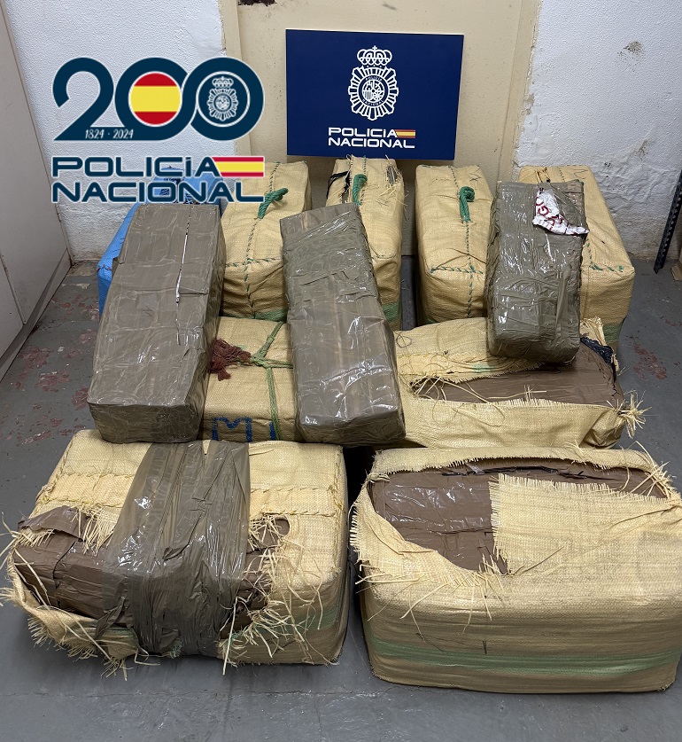 Operación antidroga Incautados más de 400 kg de hachís tras una fuga y persecución a pie