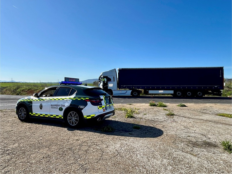 Trágico accidente mortal en la A-4 a su paso por Villarta de San Juan fallece un joven de 30 años tras colisionar con un camión