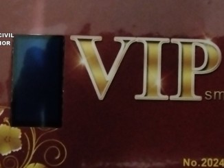 Cazado con un kit de espía en el examen del permiso de conducir la Guardia Civil detiene el fraude tecnológico en plena prueba teórica