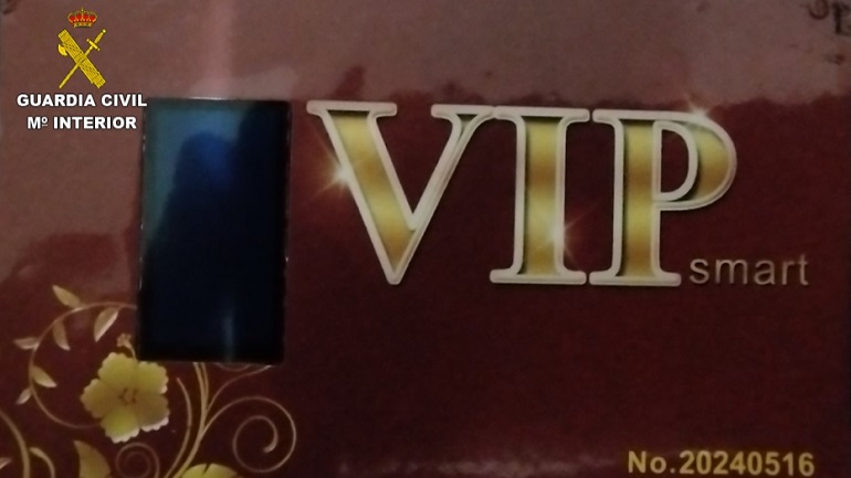 Cazado con un kit de espía en el examen del permiso de conducir la Guardia Civil detiene el fraude tecnológico en plena prueba teórica