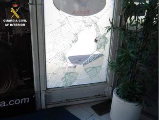 Detenidos tres individuos e investigados otros tres por usar tapas de alcantarilla para asaltar escaparates en Tomelloso