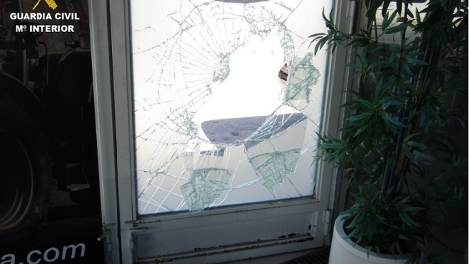 Detenidos tres individuos e investigados otros tres por usar tapas de alcantarilla para asaltar escaparates en Tomelloso