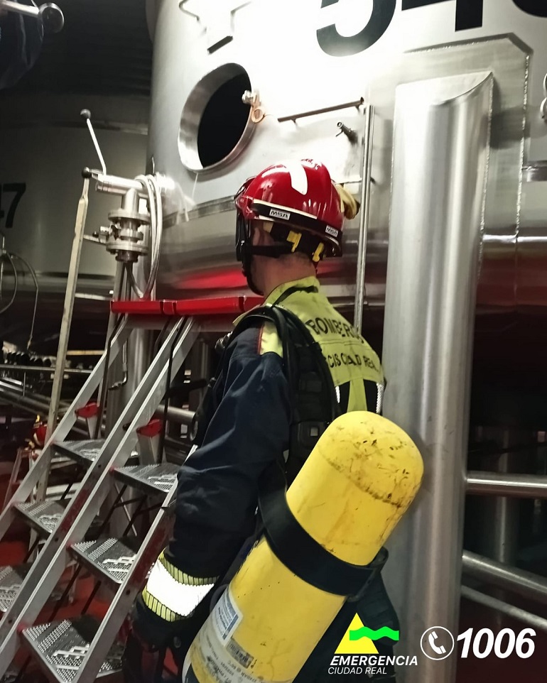 Muere un trabajador tras caer a un silo de vino vacío en una bodega de Valdepeñas