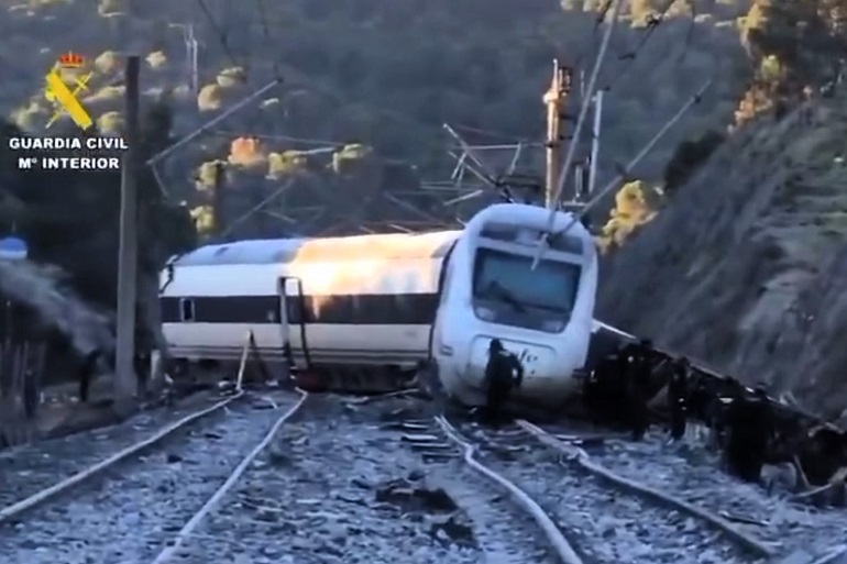Tragedia ferroviaria en Córdoba 39 muertos y 152 heridos tras el descarrilamiento de dos trenes de alta velocidad en Adamuz