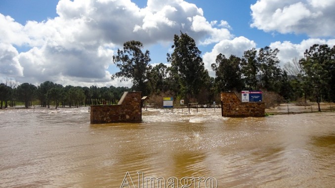 Cierre urgente del colegio en Luciana por la crecida del Guadiana y el Bullaque