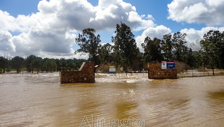 Cierre urgente del colegio en Luciana por la crecida del Guadiana y el Bullaque