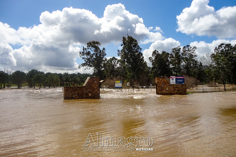 Cierre urgente del colegio en Luciana por la crecida del Guadiana y el Bullaque