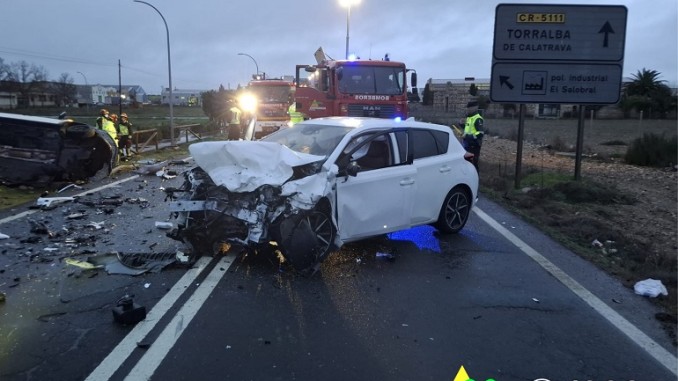 Grave colisión frontal entre Bolaños y Torralba obliga a excarcelar a dos conductores atrapados en sus vehículos