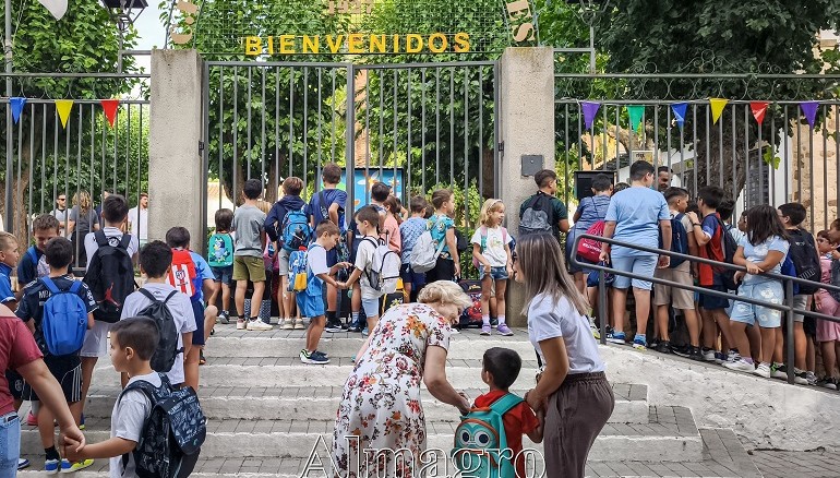 La Junta publica la convocatoria oficial de admisión para Infantil, Primaria, ESO y Bachillerato
