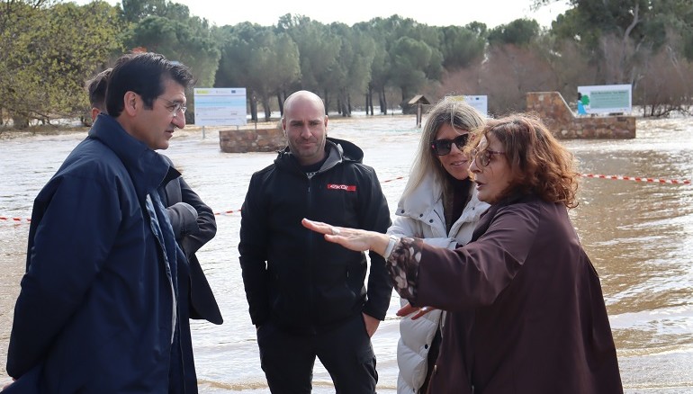 Luciana evalúa los daños devastadores tras el desbordamiento del río Bullaque arrasada el área recreativa y la piscina municipal