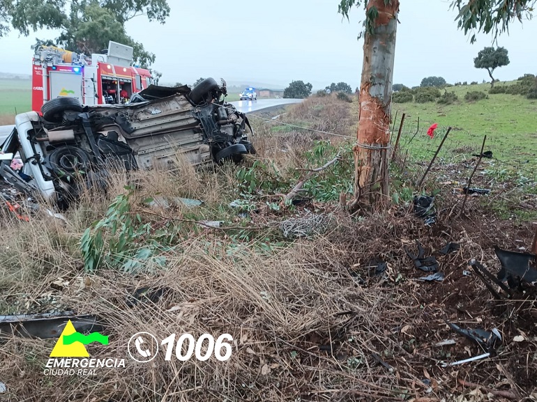 Un fallecido tras salirse de la vía y volcar el turismo en el que viajaba en una carretera de Ciudad Real