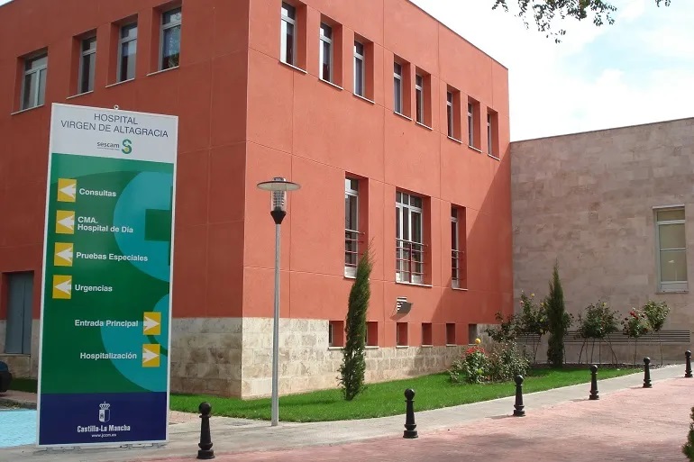 Manzanares Cuatro mujeres hospitalizadas y cuatro guardias civiles heridos tras un incendio en un edificio de tres plantas