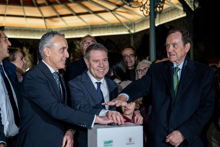 Puertollano ilumina su historia García-Page enciende la nueva luz de la Fuente Agria