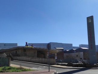 Un trabajador de 60 años resulta aplastado por una pared durante unas obras