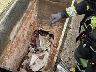 Una mujer de 81 años cae a una fosa de dos metros de profundidad en el cementerio de Daimiel