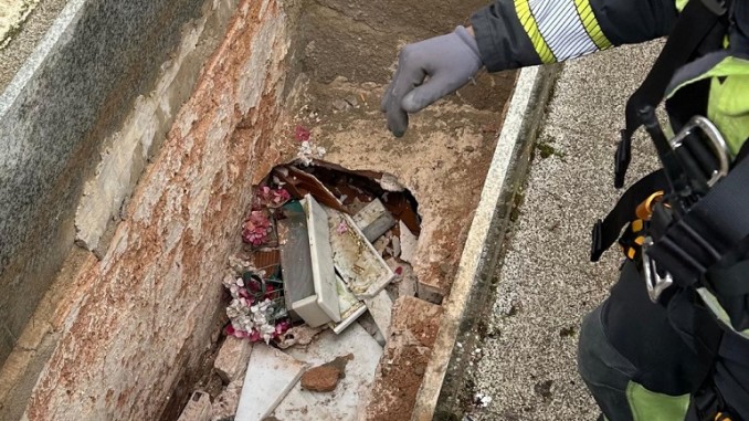 Una mujer de 81 años cae a una fosa de dos metros de profundidad en el cementerio de Daimiel