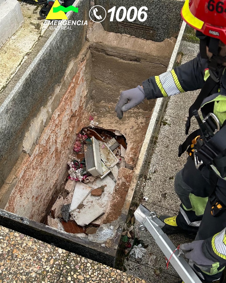 Una mujer de 81 años cae a una fosa de dos metros de profundidad en el cementerio de Daimiel