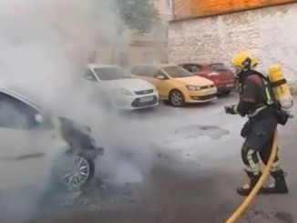 Arde un vehículo en un aparcamiento disuasorio de la calle Quevedo