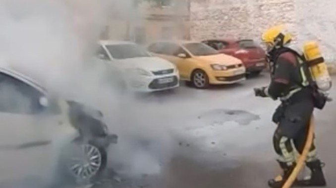 Arde un vehículo en un aparcamiento disuasorio de la calle Quevedo