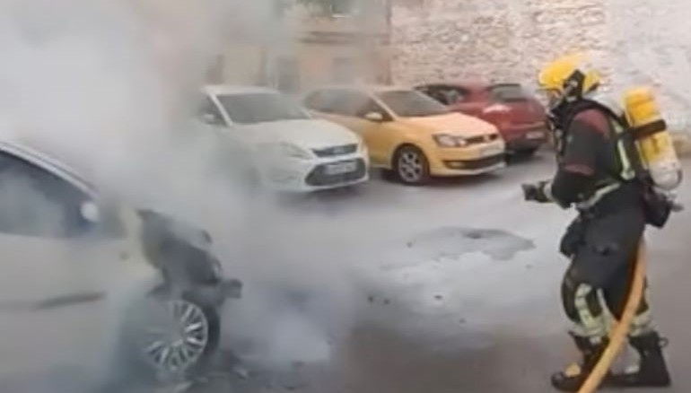 Arde un vehículo en un aparcamiento disuasorio de la calle Quevedo