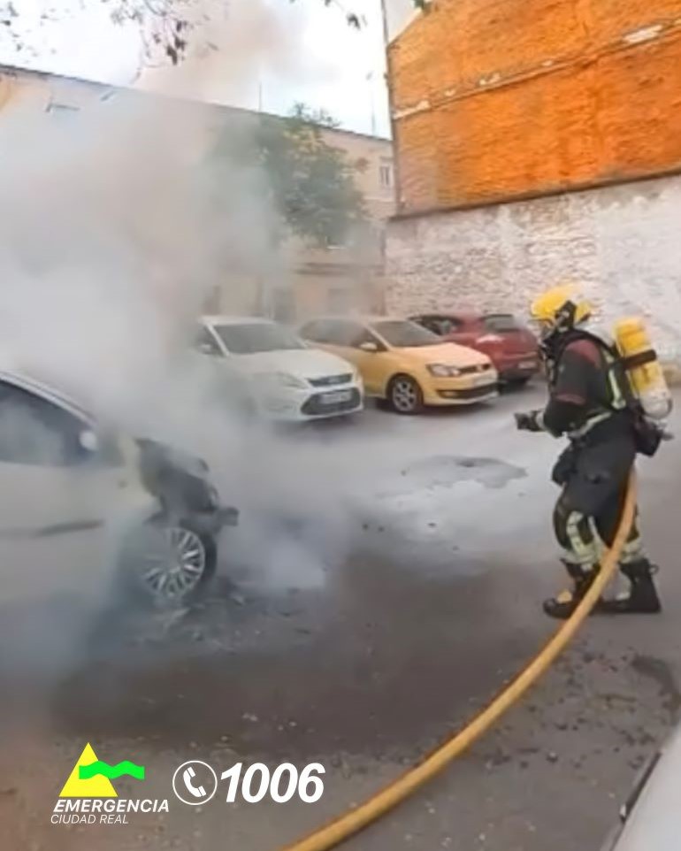 Arde un vehículo en un aparcamiento disuasorio de la calle Quevedo