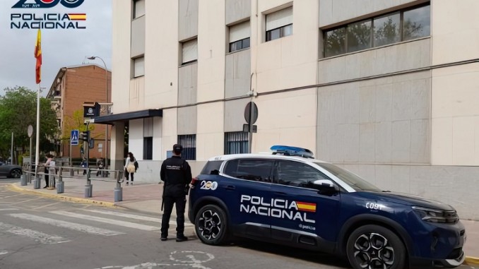Ciudad Real un hombre intenta ahorcar a su perro, la policía irrumpe en la vivienda y lo caza huyendo por patios vecinos