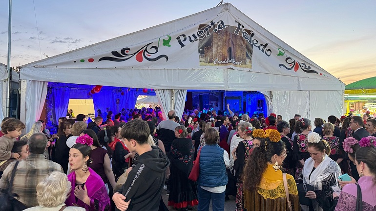El Polígono Industrial Avanzado se viste de fiesta 20 casetas y miles de almas ya disfrutan de la Feria de Abril en Ciudad Real