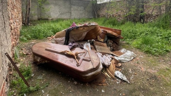 Puertollano IU alerta de falta de control y respeto tras hallar féretros abiertos en una zona que debería permanecer cerrada