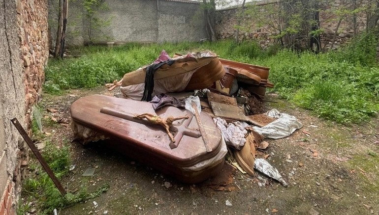 Puertollano IU alerta de falta de control y respeto tras hallar féretros abiertos en una zona que debería permanecer cerrada