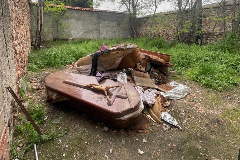 Puertollano IU alerta de falta de control y respeto tras hallar féretros abiertos en una zona que debería permanecer cerrada