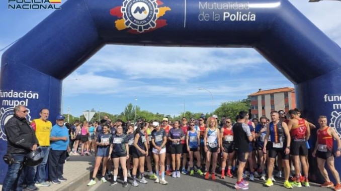Más de 700 corredores tiñen de azul las calles de Ciudad Real en la carrera solidaria de la Policía Nacional 770