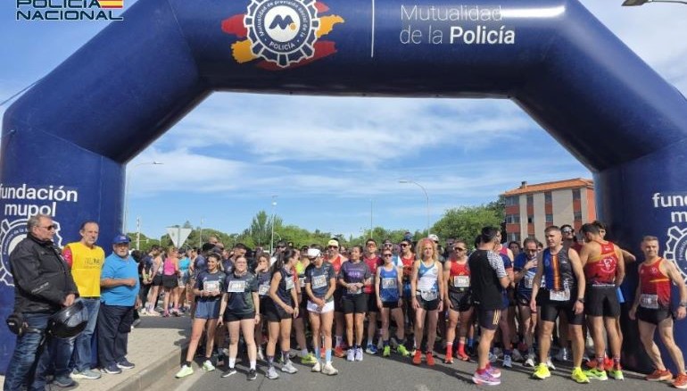 Más de 700 corredores tiñen de azul las calles de Ciudad Real en la carrera solidaria de la Policía Nacional 770