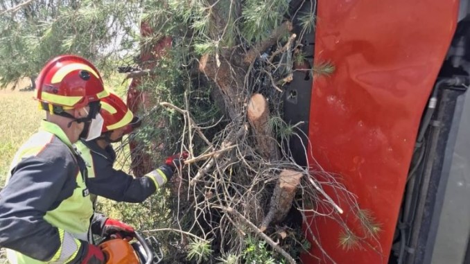 Un camionero herido tras una violenta salida de vía en la carretera más peligrosa de Ciudad Real 770