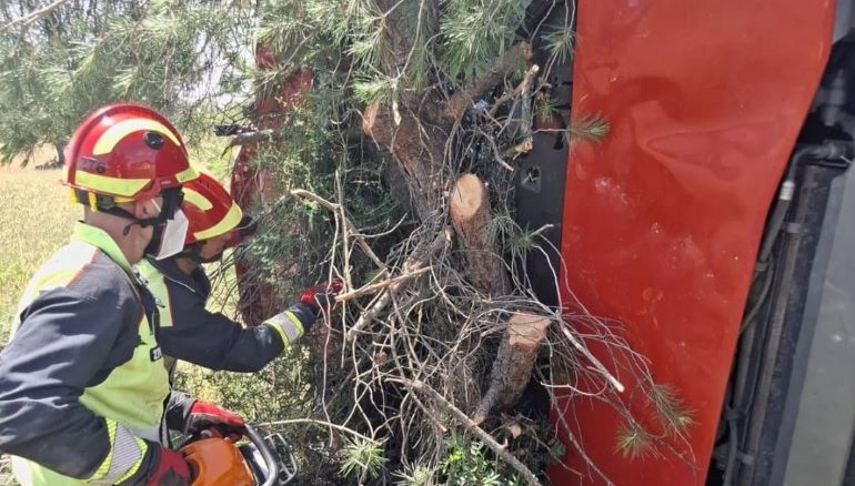 Un camionero herido tras una violenta salida de vía en la carretera más peligrosa de Ciudad Real 770