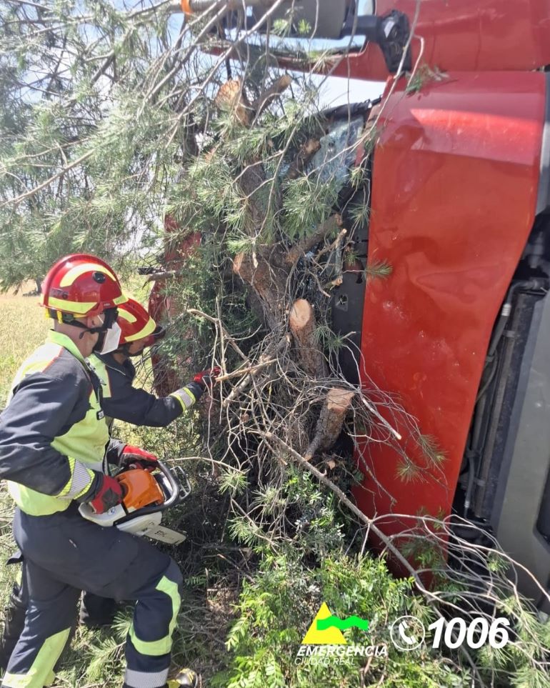 Un camionero herido tras una violenta salida de vía en la carretera más peligrosa de Ciudad Real 770