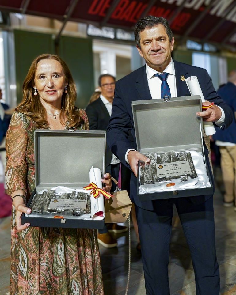 Ana Almansa y Miguel Angel Valverde con las distinciones de la RFEBM 770