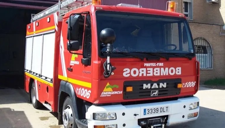 Colapsa una nave industrial en Puertollano tras un devastador incendio visible desde toda la ciudad