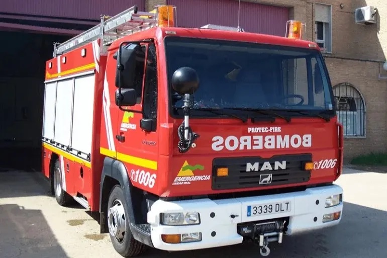 Colapsa una nave industrial en Puertollano tras un devastador incendio visible desde toda la ciudad