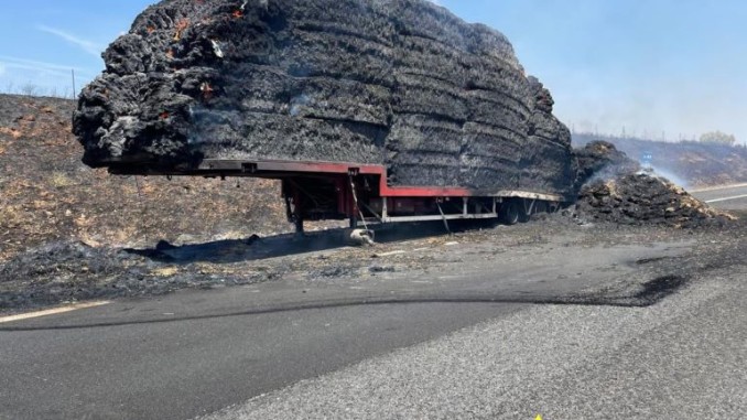 El incendio de un camión cargado de paja obliga a cortar la A-43 durante más de seis horas en Torralba de Calatrava 770
