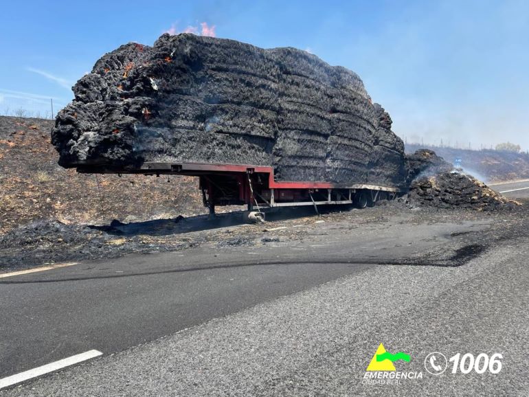 El incendio de un camión cargado de paja obliga a cortar la A-43 durante más de seis horas en Torralba de Calatrava 770