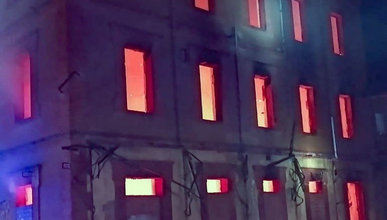 Espectacular incendio en un edificio de Malagón moviliza un amplio operativo de bomberos durante la madrugada 770
