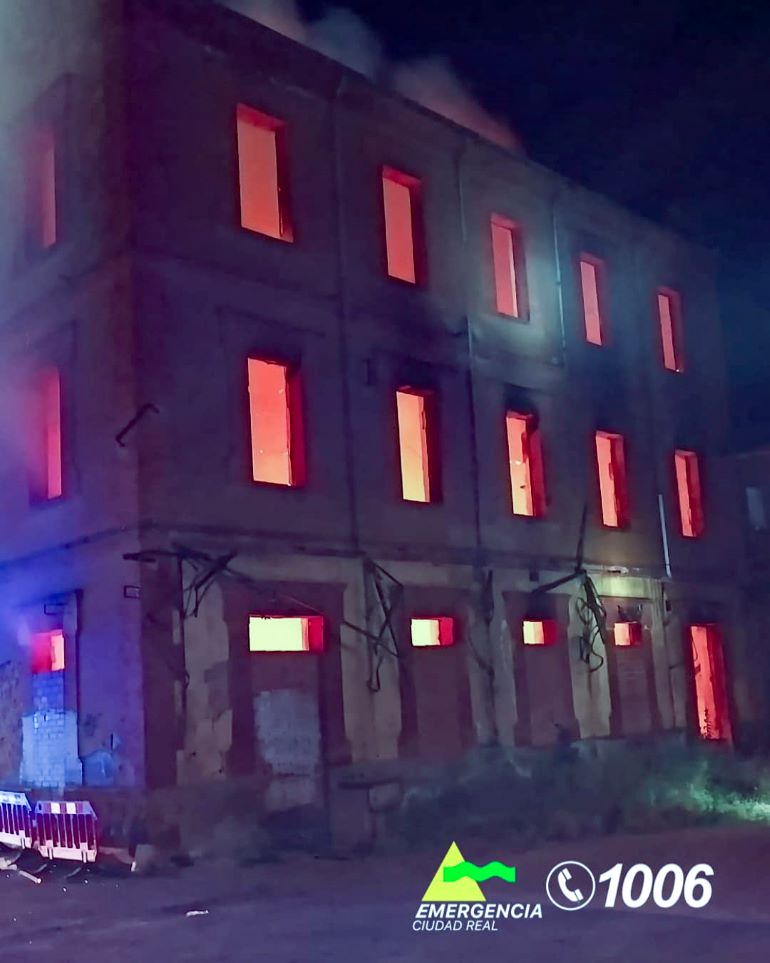 Espectacular incendio en un edificio de Malagón moviliza un amplio operativo de bomberos durante la madrugada 770